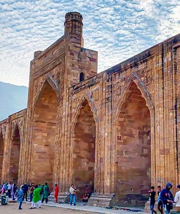 adhai din ka jhonpra.jpg